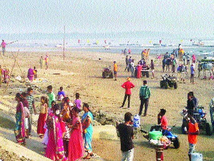 Raigad district tourists blossomed by housefold, coastal tourists | रायगड जिल्हा पर्यटकांनी हाउसफुल्ल, समुद्रकिनारे पर्यटकांनी फुलले Raigad district tourists blossomed by housefold, coastal tourists | रायगड जिल्हा पर्यटकांनी हाउसफुल्ल, समुद्रकिनारे पर्यटकांनी फुलले