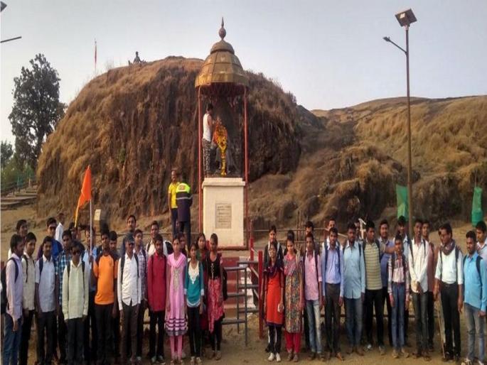 45 blind girls and boys climb Raigad | शिवजयंती दिनी स्पर्शातून त्यांनी अनुभवला रायगडचा देदिप्यमान इतिहास