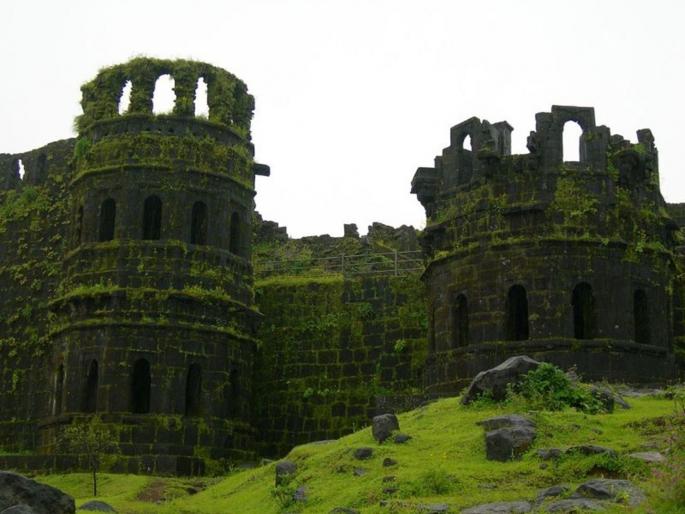 Heavy rains in Raigad district Fort closed for tourists What exactly is the decision | रायगडावर पर्यटनासाठी जायचा प्लॅन असेल तर थांबा! जिल्हाधिकाऱ्यांनी घेतला महत्त्वपूर्ण निर्णय Heavy rains in Raigad district Fort closed for tourists What exactly is the decision | रायगडावर पर्यटनासाठी जायचा प्लॅन असेल तर थांबा! जिल्हाधिकाऱ्यांनी घेतला महत्त्वपूर्ण निर्णय