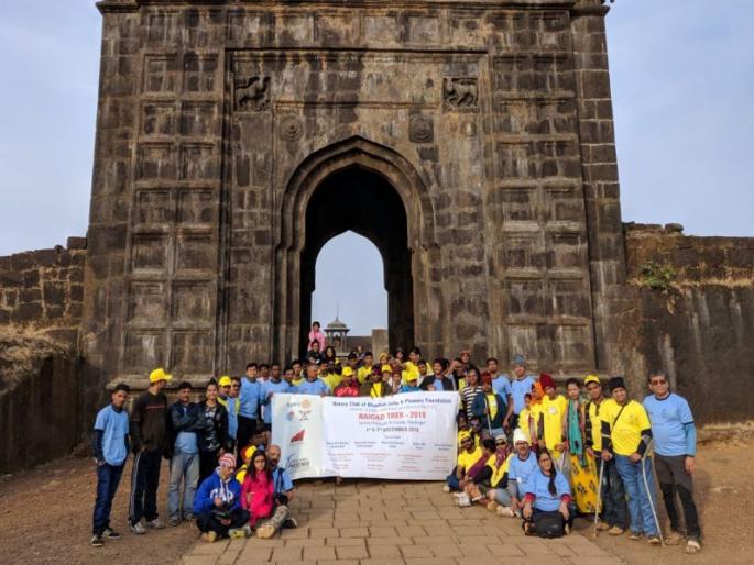 world handicapped day 55 handicapped persons reaches successfully at raigad fort | जागतिक अपंग दिन विशेष: दिव्यागांची रायगडावर यशस्वी चढाई world handicapped day 55 handicapped persons reaches successfully at raigad fort | जागतिक अपंग दिन विशेष: दिव्यागांची रायगडावर यशस्वी चढाई