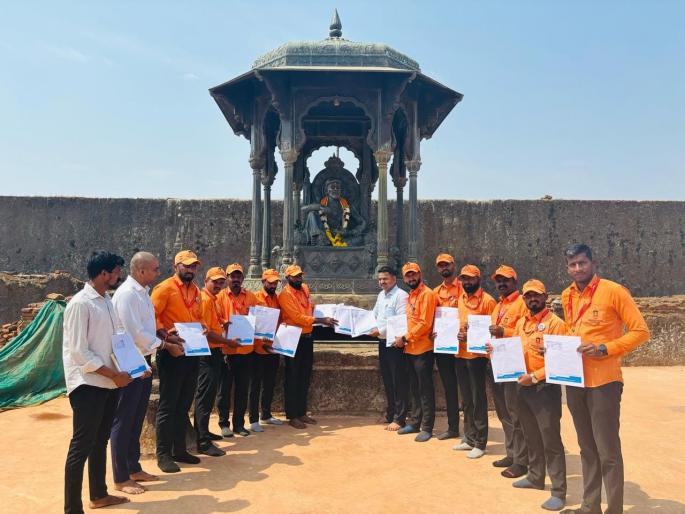 Health insurance cover for 27 guides at Raigad who bring alive the glorious history of Shivaji maharaj every day | शिवरायांचा तेजस्वी इतिहास दररोज जिवंत करणाऱ्या रायगडावरील 27 गाईड्सना आरोग्य विमा संरक्षण  Health insurance cover for 27 guides at Raigad who bring alive the glorious history of Shivaji maharaj every day | शिवरायांचा तेजस्वी इतिहास दररोज जिवंत करणाऱ्या रायगडावरील 27 गाईड्सना आरोग्य विमा संरक्षण