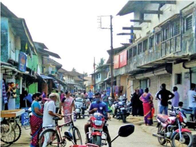 social distance issue in Karjat crowd for shopping in the market after weekend lockdown | कर्जतमध्ये सामाजिक अंतराचा फज्जा, वीकेंड लॉकडाऊनंतर बाजारपेठेत खरेदीसाठी गर्दी social distance issue in Karjat crowd for shopping in the market after weekend lockdown | कर्जतमध्ये सामाजिक अंतराचा फज्जा, वीकेंड लॉकडाऊनंतर बाजारपेठेत खरेदीसाठी गर्दी