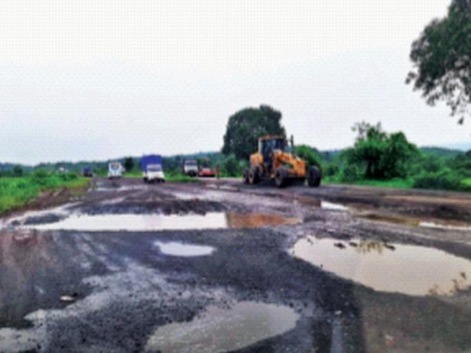 Due to the big potholes on the highway, maternity clinics have started in ST | महामार्गावरील मोठ्या खड्ड्यांमुळे एसटीत सुरू झाल्या प्रसूतीकळा Due to the big potholes on the highway, maternity clinics have started in ST | महामार्गावरील मोठ्या खड्ड्यांमुळे एसटीत सुरू झाल्या प्रसूतीकळा