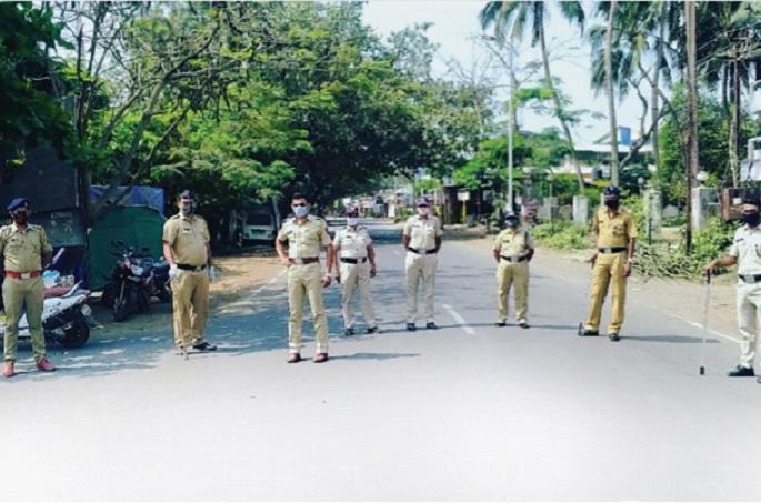 CoronaVirus Lockdown: Dryness on roads in Raigad district, spontaneous response to weekend lockdown | CoronaVirus Lockdown : रायगड जिल्ह्यातील रस्त्यांवर शुकशुकाट, वीकेंड लाॅकडाऊनला उत्स्फूर्त प्रतिसाद CoronaVirus Lockdown: Dryness on roads in Raigad district, spontaneous response to weekend lockdown | CoronaVirus Lockdown : रायगड जिल्ह्यातील रस्त्यांवर शुकशुकाट, वीकेंड लाॅकडाऊनला उत्स्फूर्त प्रतिसाद