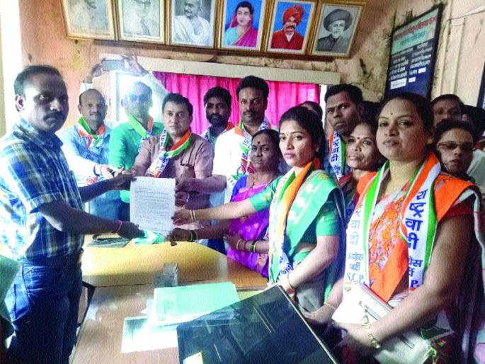 NCP's strike on lack of power distribution in Khopoli | खोपोलीत वीज वितरणवर राष्ट्रवादी काँग्रेसचा मोर्चा NCP's strike on lack of power distribution in Khopoli | खोपोलीत वीज वितरणवर राष्ट्रवादी काँग्रेसचा मोर्चा