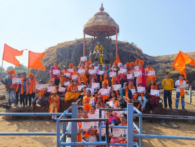 Women at Raigad to demand immediate reservation for the Maratha community | मराठा समाजाला सरसकट आरक्षणाच्या मागणीसाठी मंगळवेढ्यातील महिला रायगडावर Women at Raigad to demand immediate reservation for the Maratha community | मराठा समाजाला सरसकट आरक्षणाच्या मागणीसाठी मंगळवेढ्यातील महिला रायगडावर