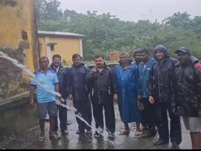 Raigad: Finally, electricity supply to Gharapuri island has started, after a month of rain, tireless efforts have been made | Raigad: अखेर घारापुरी बेटावरील वीजपुरवठा सुरू, महिनाभर पावसात केले अथक प्रयत्न Raigad: Finally, electricity supply to Gharapuri island has started, after a month of rain, tireless efforts have been made | Raigad: अखेर घारापुरी बेटावरील वीजपुरवठा सुरू, महिनाभर पावसात केले अथक प्रयत्न