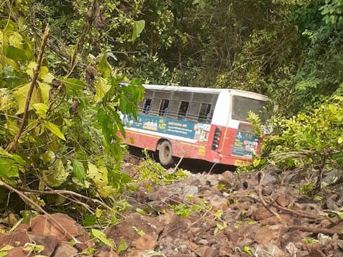 The bus carrying the beloved sisters went down in Manjrone Ghat; 2 women injured | लाडक्या बहिणींना घेऊन येणारी बस मांजरोणे घाटात गेली खाली; २ महिला जखमी The bus carrying the beloved sisters went down in Manjrone Ghat; 2 women injured | लाडक्या बहिणींना घेऊन येणारी बस मांजरोणे घाटात गेली खाली; २ महिला जखमी