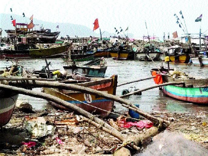1 thousand 9 83 boats in the district | जिल्ह्यात १ हजार ९८३ नौका किनाऱ्यावर 1 thousand 9 83 boats in the district | जिल्ह्यात १ हजार ९८३ नौका किनाऱ्यावर