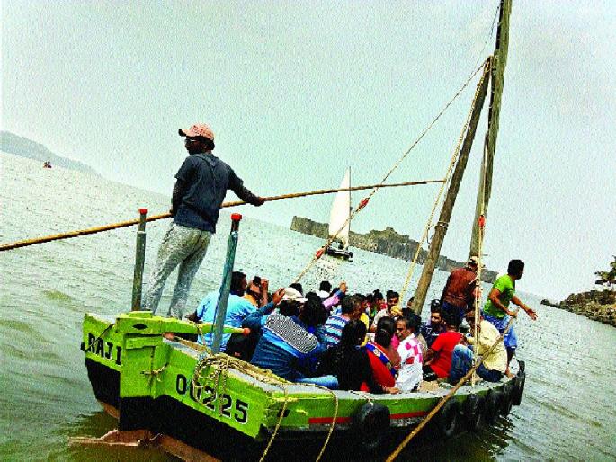 Continuous restoration of the ship's boat | शिडाच्या बोटीची वाहतूक पूर्ववत सुरू  Continuous restoration of the ship's boat | शिडाच्या बोटीची वाहतूक पूर्ववत सुरू