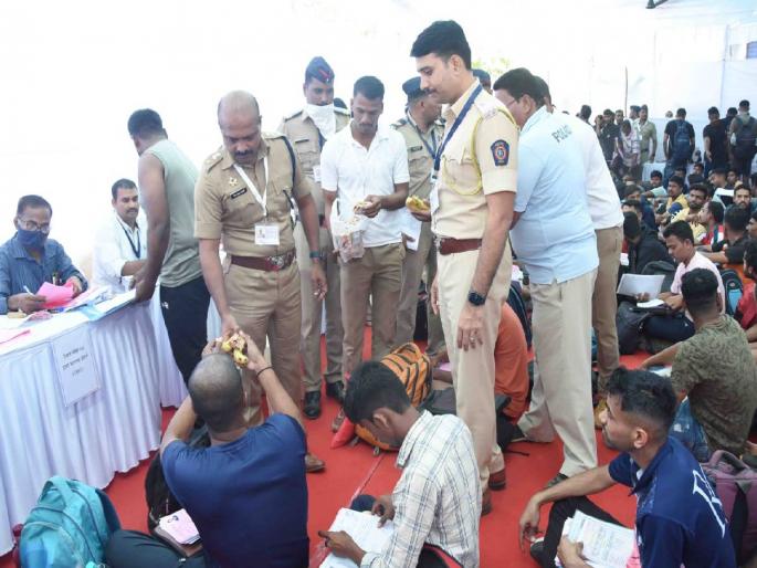377 people showed field skills for 6 diver seats! District police recruitment process started with enthusiasm | डायव्हरच्या ६ जागासाठी ३७७ जणांनी दाखविले मैदानी कौशल्य ! जिल्हा पोलीस भरतीच्या प्रक्रियेला उत्साहात प्रारंभ 377 people showed field skills for 6 diver seats! District police recruitment process started with enthusiasm | डायव्हरच्या ६ जागासाठी ३७७ जणांनी दाखविले मैदानी कौशल्य ! जिल्हा पोलीस भरतीच्या प्रक्रियेला उत्साहात प्रारंभ