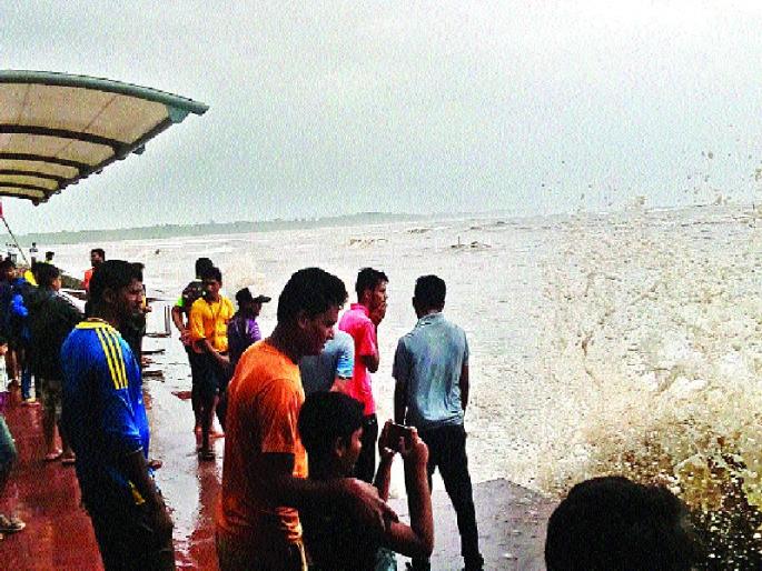 Border dams in the villages, home damage, alert alert from the administration | किनारी गावांना उधाणाचा तडाखा, घरांचे नुकसान, प्रशासनाकडून सतर्कतेचा इशारा