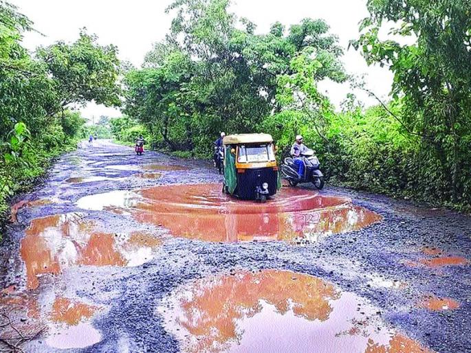 Due to the potholes, the result of Shrivardhan's tourism | खड्ड्यांमुळे श्रीवर्धनच्या पर्यटनावर परिणाम Due to the potholes, the result of Shrivardhan's tourism | खड्ड्यांमुळे श्रीवर्धनच्या पर्यटनावर परिणाम