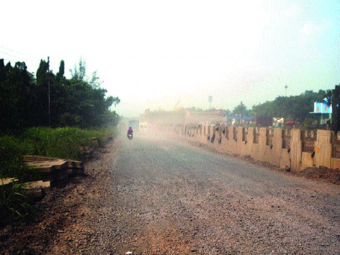 Land Acquisition of four-lane highway: Solidarity of the brides in Mahad, incompetence of farmers, misrepresentation of compensation | महामार्ग चौपदरीकरणातील भूसंपादन : महाडमध्ये दलालांचा सुळसुळाट, शेतक-यांची अडवणूक, मोबदला वाटपामध्ये गैरप्रकार Land Acquisition of four-lane highway: Solidarity of the brides in Mahad, incompetence of farmers, misrepresentation of compensation | महामार्ग चौपदरीकरणातील भूसंपादन : महाडमध्ये दलालांचा सुळसुळाट, शेतक-यांची अडवणूक, मोबदला वाटपामध्ये गैरप्रकार