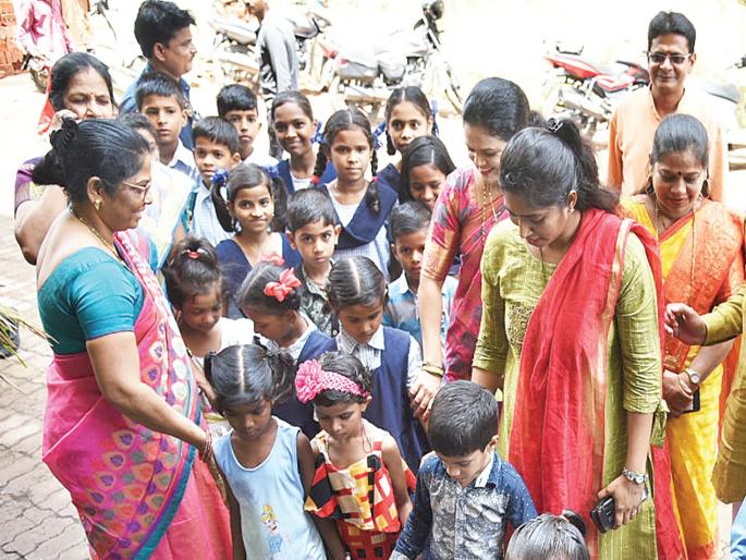 The school grows after one and a half month's holiday | दीड महिन्याच्या सुट्टीनंतर शाळा गजबजल्या The school grows after one and a half month's holiday | दीड महिन्याच्या सुट्टीनंतर शाळा गजबजल्या