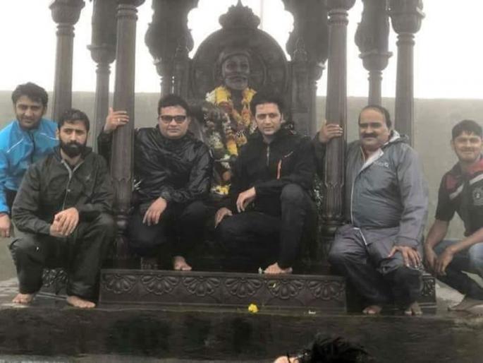 social media outrage over photo session by ravi jadhav ritesh deshmukh vishwas patil near Shivaji Maharaj statue at raigad | रितेश देशमुख, रवी जाधव यांचं रायगडावरील मेघडंबरीत फोटो सेशन; शिवभक्त संतापले social media outrage over photo session by ravi jadhav ritesh deshmukh vishwas patil near Shivaji Maharaj statue at raigad | रितेश देशमुख, रवी जाधव यांचं रायगडावरील मेघडंबरीत फोटो सेशन; शिवभक्त संतापले