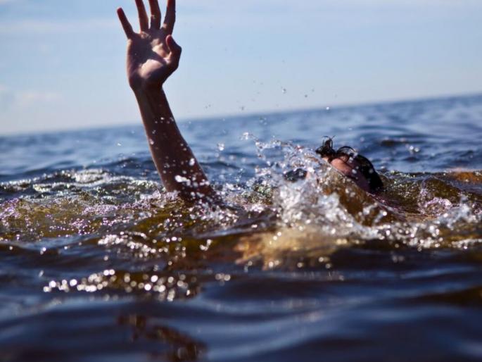 Two brothers lost their lives while saving their friend; Three others drowned on the beach | मित्राला वाचविताना दोन सख्ख्या भावांनी गमावला जीव; वेळास समुद्रकिनाऱ्यावर तिघांचा बुडून दुर्दैवी मृत्यू Two brothers lost their lives while saving their friend; Three others drowned on the beach | मित्राला वाचविताना दोन सख्ख्या भावांनी गमावला जीव; वेळास समुद्रकिनाऱ्यावर तिघांचा बुडून दुर्दैवी मृत्यू