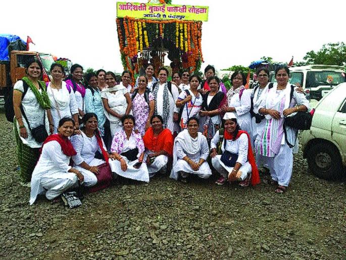 24 women devotees of Alibaag experienced | अलिबागच्या २४ महिला भक्तांनी अनुभवली आषाढवारी 24 women devotees of Alibaag experienced | अलिबागच्या २४ महिला भक्तांनी अनुभवली आषाढवारी