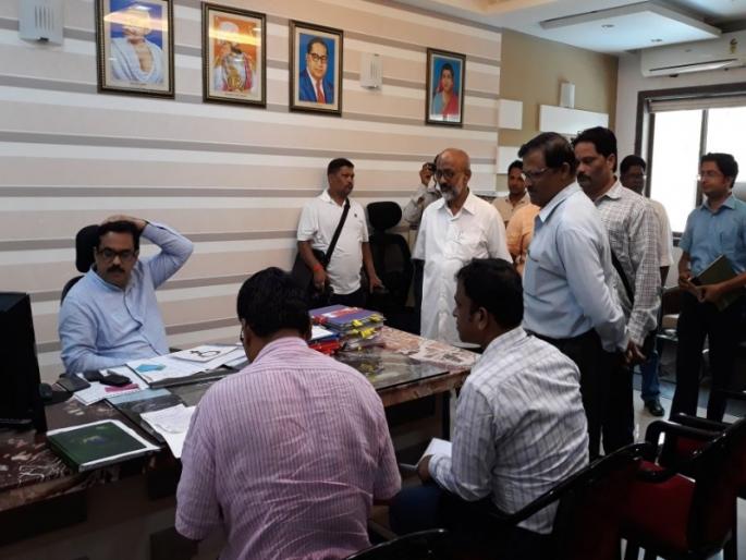 Recover the amount of the check from the guilty officers; Concealer on Raigad Zilla Parishad due to the administration of the education department | धनादेशाची रक्कम दोषी अधिका-यांकडून वसूल करा; शिक्षण विभागाच्या गलथान कारभारामुळे रायगड जिल्हा परिषदेवर जप्ती Recover the amount of the check from the guilty officers; Concealer on Raigad Zilla Parishad due to the administration of the education department | धनादेशाची रक्कम दोषी अधिका-यांकडून वसूल करा; शिक्षण विभागाच्या गलथान कारभारामुळे रायगड जिल्हा परिषदेवर जप्ती