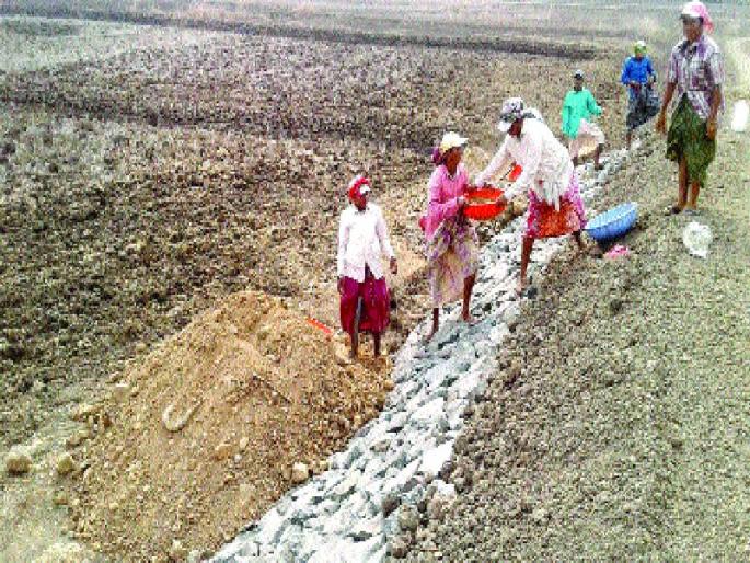Repair of Chary-Gopchari and Shahapur sea conservation bands | चरी-गोपचरी आणि शहापूर समुद्र संरक्षक बंधाऱ्यांची दुरुस्ती सुरू Repair of Chary-Gopchari and Shahapur sea conservation bands | चरी-गोपचरी आणि शहापूर समुद्र संरक्षक बंधाऱ्यांची दुरुस्ती सुरू