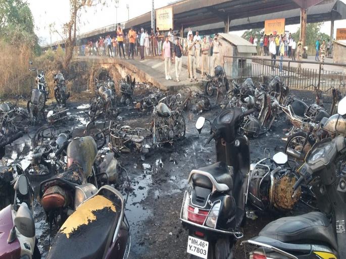 mad man set fire to 43 two wheelers in Kamoth | कामोठ्यात माथेफिरूने 43 गाड्या पेटवल्या mad man set fire to 43 two wheelers in Kamoth | कामोठ्यात माथेफिरूने 43 गाड्या पेटवल्या
