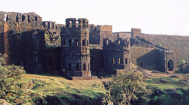 In Raigad, 10 days lockdown, sale of groceries and vegetables will be closed again | रायगडमध्ये पुन्हा 10 दिवसांचा लॉकडाऊन, किराणा माल, भाजीपाला विक्री बंद राहणार In Raigad, 10 days lockdown, sale of groceries and vegetables will be closed again | रायगडमध्ये पुन्हा 10 दिवसांचा लॉकडाऊन, किराणा माल, भाजीपाला विक्री बंद राहणार