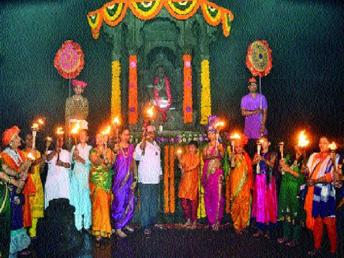 In light of the mahals, the bridges of the fort Raigad, the feet of the first Diva Maharaj | मशालींच्या प्रकाशात उजळला किल्ले रायगड, पहिला दिवा महाराजांच्या चरणी In light of the mahals, the bridges of the fort Raigad, the feet of the first Diva Maharaj | मशालींच्या प्रकाशात उजळला किल्ले रायगड, पहिला दिवा महाराजांच्या चरणी