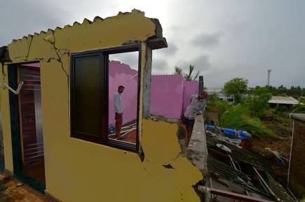 The storm calmed down, but the people of Raigad collapsed; Everyone hopes for government help | वादळ शांत झाले, मात्र रायगडवासी कोलमडले; साऱ्यांना आस सरकारी मदतीची