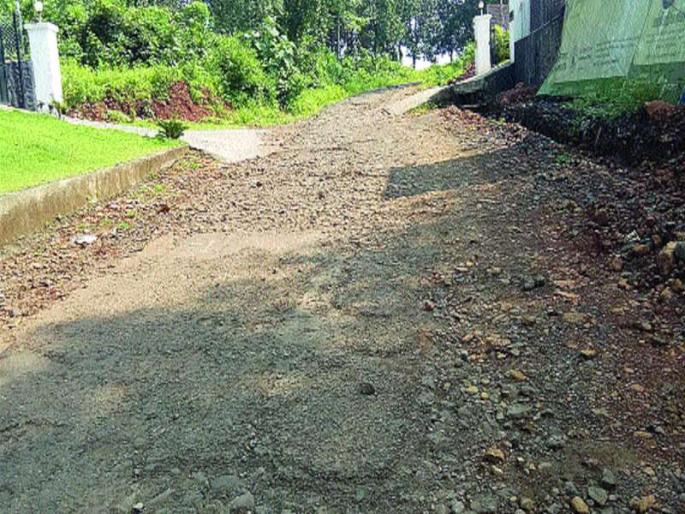 Tribal travel is tough; Vanjarpada, Devpada road becomes dangerous | आदिवासींचा प्रवास खडतर; वंजारपाडा, देवपाडा रस्ता बनला धोकादायक Tribal travel is tough; Vanjarpada, Devpada road becomes dangerous | आदिवासींचा प्रवास खडतर; वंजारपाडा, देवपाडा रस्ता बनला धोकादायक