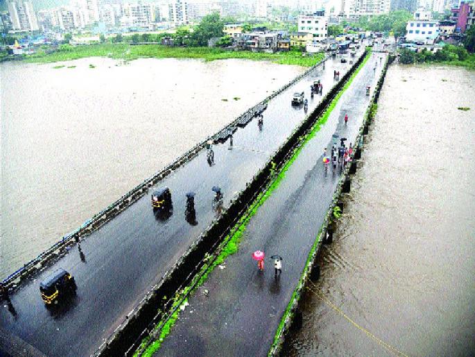 Life-threatening disruption due to torrential rains | मुसळधार पावसामुळे जनजीवन विस्कळीत Life-threatening disruption due to torrential rains | मुसळधार पावसामुळे जनजीवन विस्कळीत