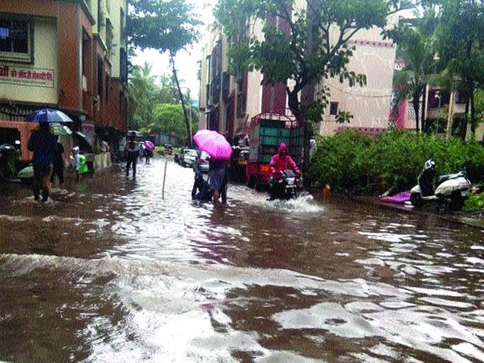 Nalasefai rocks in the first phase: Mira-Bhairinder Tumbale in the first rain | नालेसफाई ठरली फोल : पहिल्याच पावसात मीरा-भार्इंदर तुंबले Nalasefai rocks in the first phase: Mira-Bhairinder Tumbale in the first rain | नालेसफाई ठरली फोल : पहिल्याच पावसात मीरा-भार्इंदर तुंबले