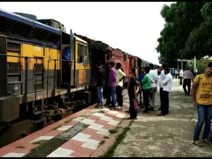 Akola-Purna Passenger stopped for Barshitakali station for three hours | बार्शीटाकळी स्थानकावर तीन तास थांबली अकोला-पूर्णा पॅसेंजर Akola-Purna Passenger stopped for Barshitakali station for three hours | बार्शीटाकळी स्थानकावर तीन तास थांबली अकोला-पूर्णा पॅसेंजर