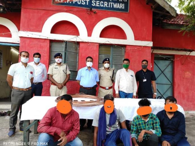 OHE cable theft accused arrested: RPF cracks down | ओएचई केबल चोरणाऱ्या आरोपींना अटक : आरपीएफने लावला छडा OHE cable theft accused arrested: RPF cracks down | ओएचई केबल चोरणाऱ्या आरोपींना अटक : आरपीएफने लावला छडा