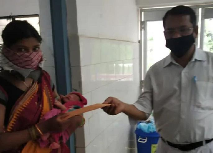 EcoR officers plan gifts for babies born on board Shramik Special trains in their zone | श्रमिक ट्रेनमध्ये जन्मलेल्या बाळांना मिळणार स्पेशल गिफ्ट! EcoR officers plan gifts for babies born on board Shramik Special trains in their zone | श्रमिक ट्रेनमध्ये जन्मलेल्या बाळांना मिळणार स्पेशल गिफ्ट!