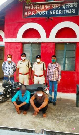 Two absconding accused arrested for stealing OHE cable | ओएचई केबल चोरी करणाऱ्या दोन फरार आरोपींना अटक Two absconding accused arrested for stealing OHE cable | ओएचई केबल चोरी करणाऱ्या दोन फरार आरोपींना अटक