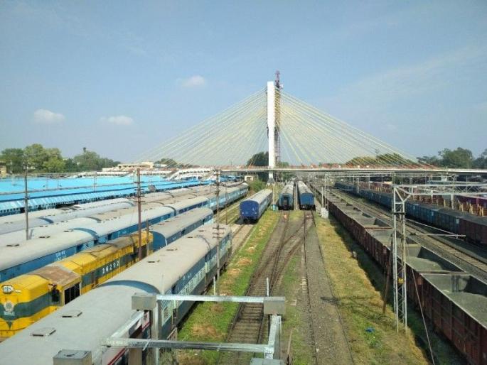 Train disrupted due to remodeling, interlocking work | रिमॉडेलिंग, इंटरलॉकिंगच्या कामामुळे रेल्वेगाड्या विस्कळीत Train disrupted due to remodeling, interlocking work | रिमॉडेलिंग, इंटरलॉकिंगच्या कामामुळे रेल्वेगाड्या विस्कळीत