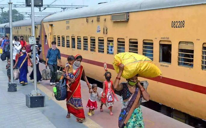 Use of trains for cannabis smuggling; In six months, three and a half quintals of cannabis were seized in Nagpur alone | गांजाच्या तस्करीसाठी रेल्वे गाड्यांचा वापर; सहा महिन्यात एकट्या नागपुरात साडेतीन क्विंटल गांजा जप्त Use of trains for cannabis smuggling; In six months, three and a half quintals of cannabis were seized in Nagpur alone | गांजाच्या तस्करीसाठी रेल्वे गाड्यांचा वापर; सहा महिन्यात एकट्या नागपुरात साडेतीन क्विंटल गांजा जप्त