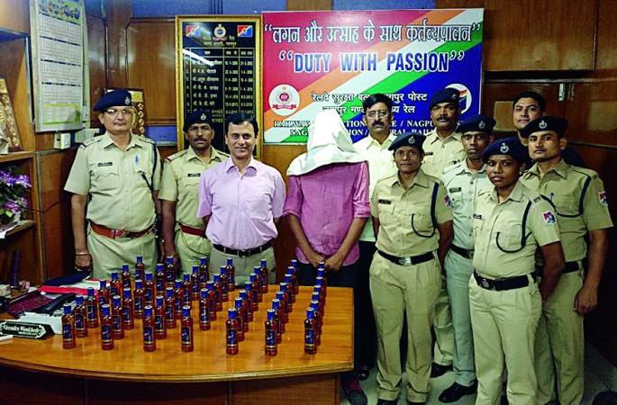 48 bottles of liquor seized at Nagpur railway station | नागपूर रेल्वेस्थानकावर दारूच्या ४८ बॉटल जप्त