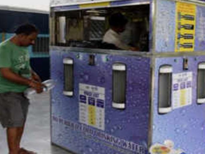 Railway passengers complaints about clean water in Thane station; water samples collected | ठाणे स्थानकातील शुद्ध पाण्याबाबत रेल्वे प्रवाशांच्या तक्रारी; पाण्याचे नमुने तपासणीला Railway passengers complaints about clean water in Thane station; water samples collected | ठाणे स्थानकातील शुद्ध पाण्याबाबत रेल्वे प्रवाशांच्या तक्रारी; पाण्याचे नमुने तपासणीला