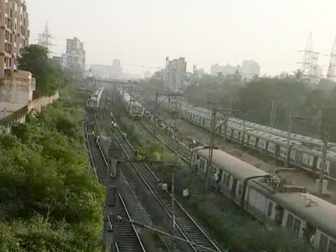 When two locals came face to face on the same route, what happened? | एकाच रुळावर दोन लोकल आल्या समोरासमोर, असं काय घडलं?   When two locals came face to face on the same route, what happened? | एकाच रुळावर दोन लोकल आल्या समोरासमोर, असं काय घडलं?