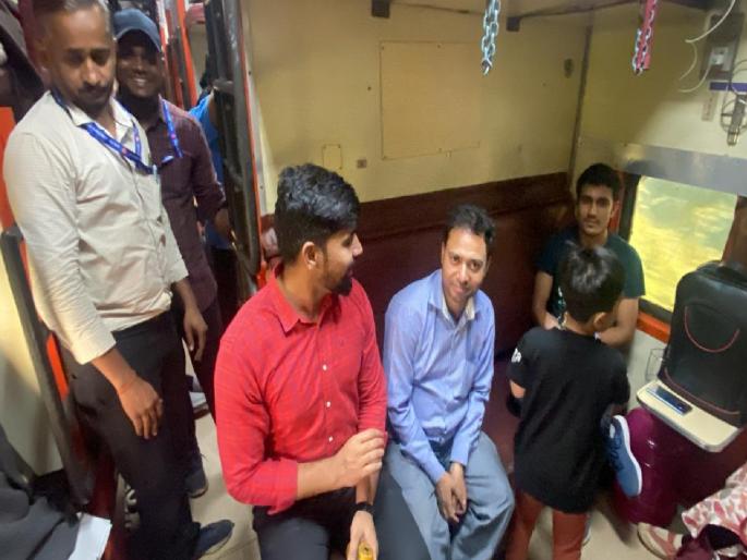 Officers will now also travel along with passengers by train | रेल्वेतून प्रवाशांसोबत आता अधिकारीही करणार प्रवास, गैरसोयी जाणण्यासाठी उपक्रम Officers will now also travel along with passengers by train | रेल्वेतून प्रवाशांसोबत आता अधिकारीही करणार प्रवास, गैरसोयी जाणण्यासाठी उपक्रम