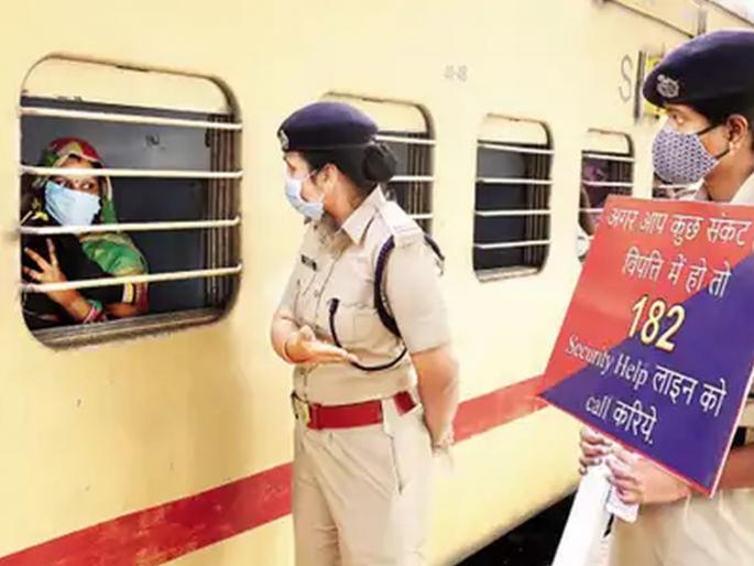 Pleasant shock: Stolen valuables worth 45 lakhs returned to passengers | सुखद धक्का : चोरल्या गेलेल्या ४५ लाखांच्या चिजवस्तू प्रवाशांना परत Pleasant shock: Stolen valuables worth 45 lakhs returned to passengers | सुखद धक्का : चोरल्या गेलेल्या ४५ लाखांच्या चिजवस्तू प्रवाशांना परत