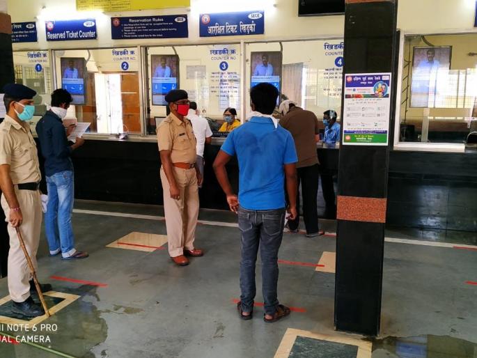 Hundreds of citizens who came for train ticket refund went back | रेल्वे तिकिट ‘रिफंड’साठी आलेले शेकडो नागरिक गेले परत Hundreds of citizens who came for train ticket refund went back | रेल्वे तिकिट ‘रिफंड’साठी आलेले शेकडो नागरिक गेले परत