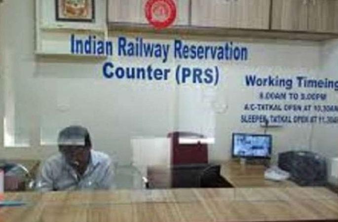 All day long at the Railway Reservation Office: Only 130 tickets sold | रेल्वेआरक्षण कार्यालयात दिवसभर शुकशुकाट : केवळ १३० तिकिटांची विक्री All day long at the Railway Reservation Office: Only 130 tickets sold | रेल्वेआरक्षण कार्यालयात दिवसभर शुकशुकाट : केवळ १३० तिकिटांची विक्री