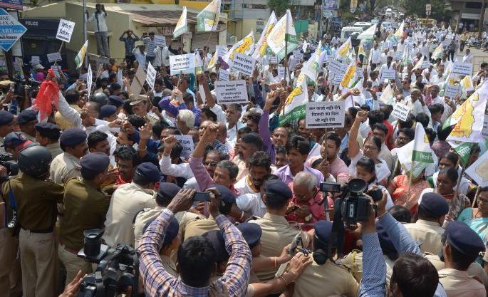 Police stop the Vidarbhawadi at gate who block the railway in Nagpur! | नागपुरात रेल रोको करणाऱ्या विदर्भवाद्यांना पोलिसांनी गेटवरच रोखले! Police stop the Vidarbhawadi at gate who block the railway in Nagpur! | नागपुरात रेल रोको करणाऱ्या विदर्भवाद्यांना पोलिसांनी गेटवरच रोखले!