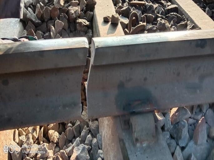 Farmer rescues thousands of railway passengers | शेतक-याचे प्रसंगावधान; रेल्वे अपघात टळला, हजारो प्रवाशांचे वाचले प्राण Farmer rescues thousands of railway passengers | शेतक-याचे प्रसंगावधान; रेल्वे अपघात टळला, हजारो प्रवाशांचे वाचले प्राण