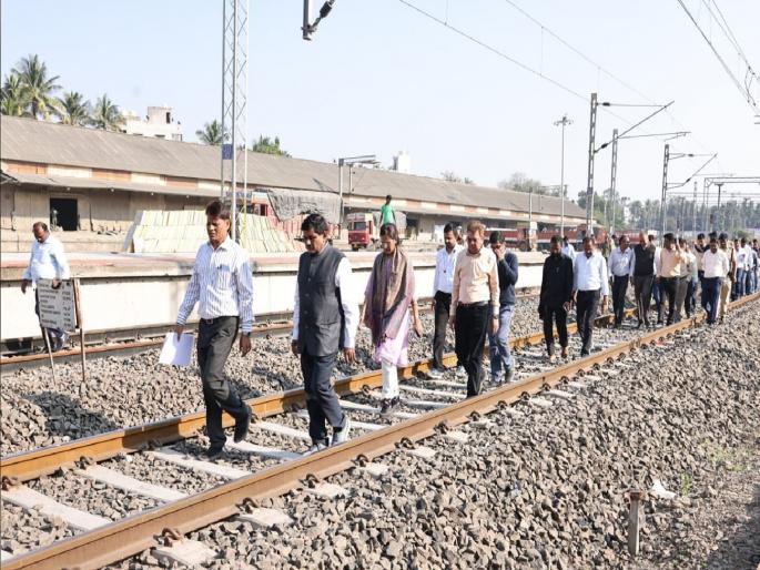 Railway General Manager Ram Karan Yadav visited the Sangli station and inspected it by walking on the track | रेल्वेचे महाव्यवस्थापक उतरले सांगलीच्या रुळावर; पादचारी पुलाच्या प्रश्नाची दखल, प्रश्न सुटण्याची आशा Railway General Manager Ram Karan Yadav visited the Sangli station and inspected it by walking on the track | रेल्वेचे महाव्यवस्थापक उतरले सांगलीच्या रुळावर; पादचारी पुलाच्या प्रश्नाची दखल, प्रश्न सुटण्याची आशा