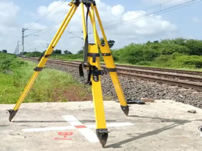 Survey at Sankeshwar for Belgaum Kolhapur New Railway Line  | बेळगाव-कोल्हापूर नव्या रेल्वे मार्गासाठी संकेश्वरात सर्वेक्षण  Survey at Sankeshwar for Belgaum Kolhapur New Railway Line  | बेळगाव-कोल्हापूर नव्या रेल्वे मार्गासाठी संकेश्वरात सर्वेक्षण