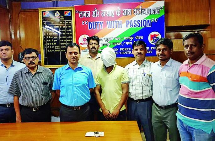 The arrest of those who blackmailed railway tickets in Nagpur | नागपुरात रेल्वे तिकिटांचा काळाबाजार करणाऱ्यास अटक The arrest of those who blackmailed railway tickets in Nagpur | नागपुरात रेल्वे तिकिटांचा काळाबाजार करणाऱ्यास अटक