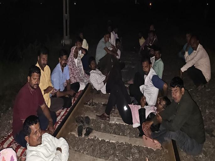 Farmers protest against railways in Vasgade Sangli demanding compensation | Sangli: वसगडे रेल्वेमार्गांवर शेतकरी झोपले, रेल्वे वाहतूक विस्कळीत; चर्चा अयशस्वी, आंदोलन सुरूच